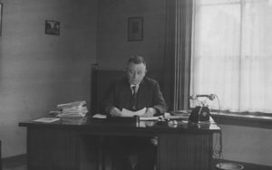 Johannes Rijpstra achter zijn bureau in de burgemeesterskamer van Zelhem