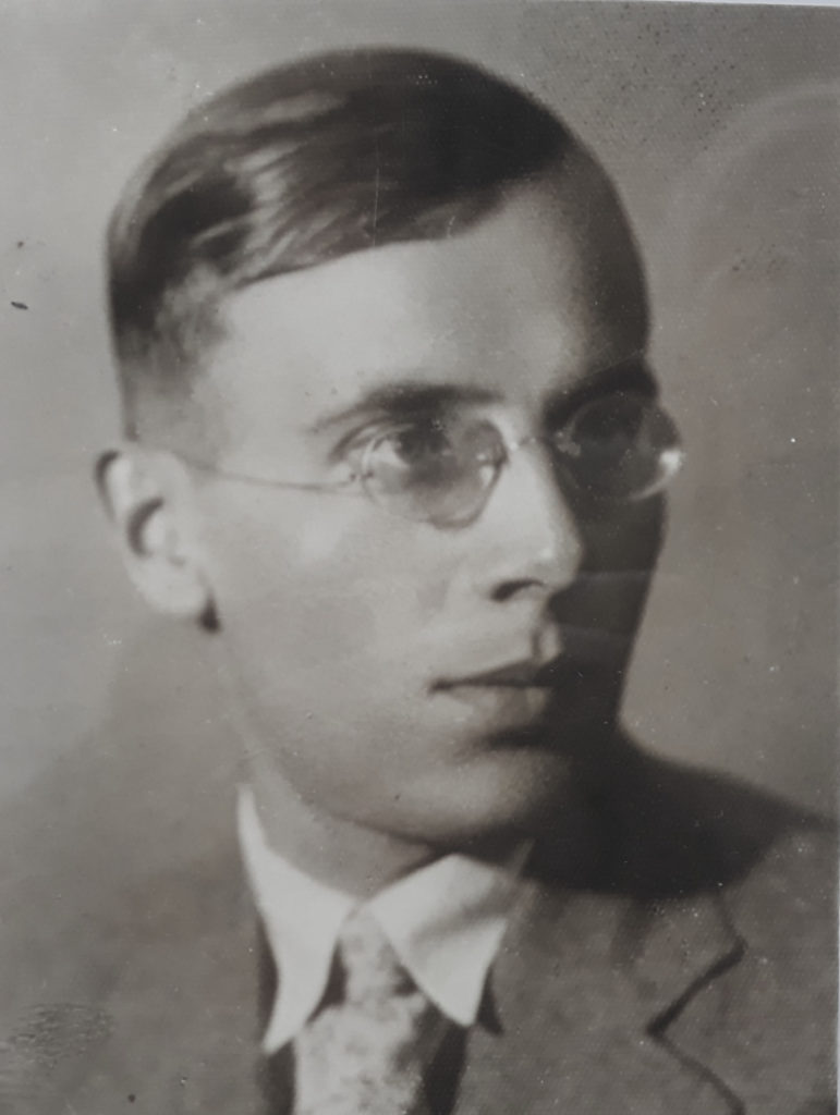 Portrait von Großvater Antoni mit Brille und Krawatte.