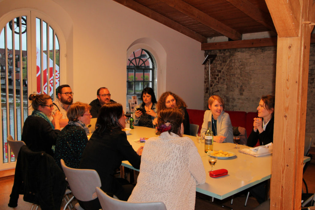 Gründungsmitglieder sitzen um einen Tisch im Kulturhaus Serrahn und besprechen die Tagesordnung. 
