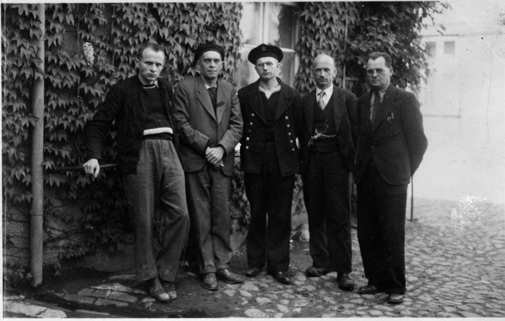 Willi Neurath und vier weitere ehemalige Häftlinge des KZ Neuengamme im Sommer 1945 in Neustadt